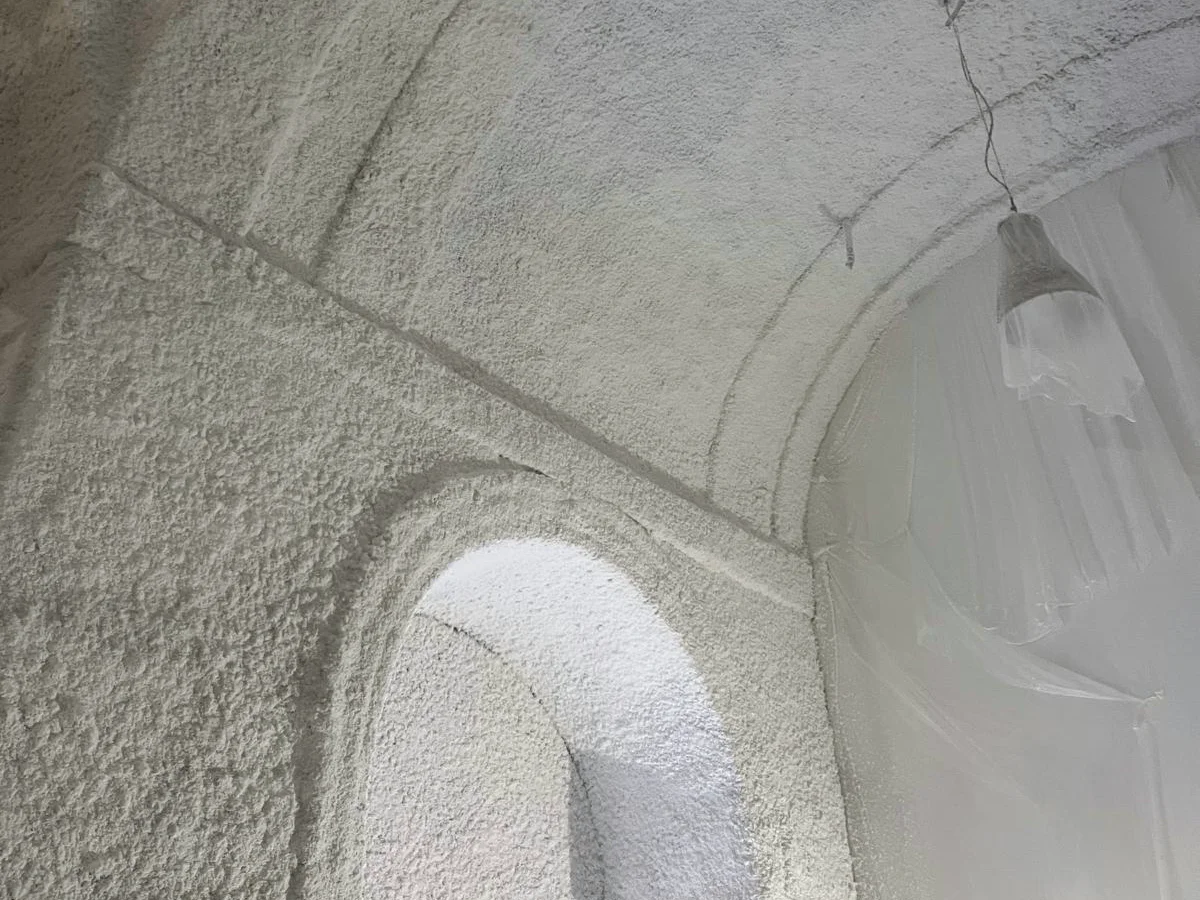 Proyectado sobre techos o paredes